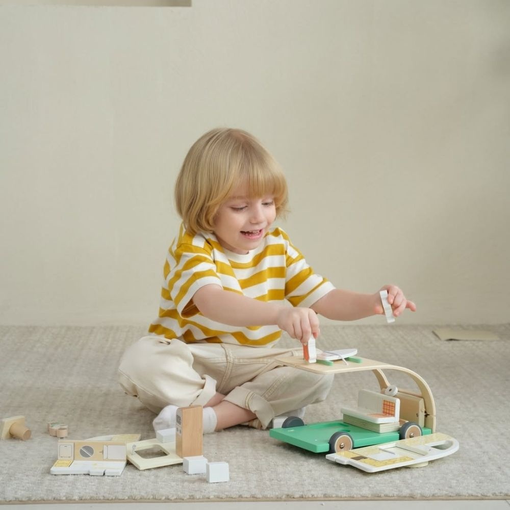 Classic World - Pretend & Play Camper Van Doll House - Wooden Play Set - 9pcs - Image 4